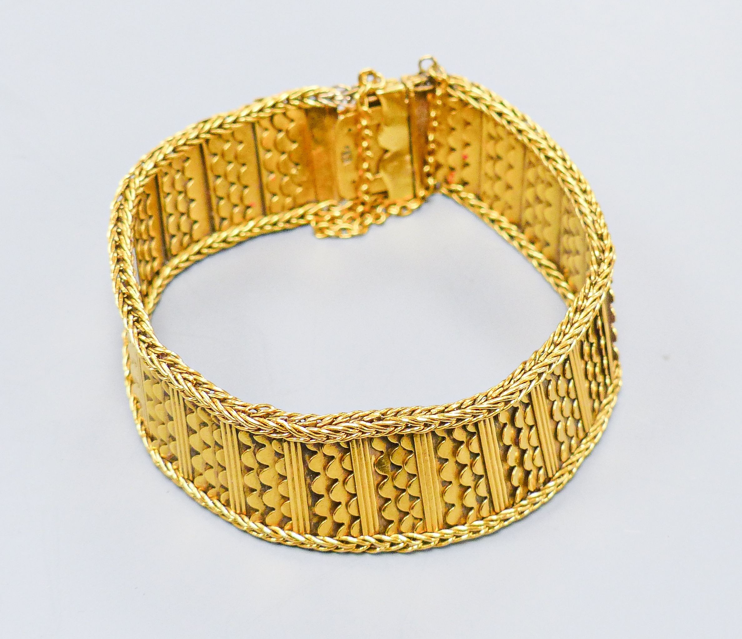 A yellow metal 'scale' link bracelet, approx. 16.5cm, 39.6 grams.